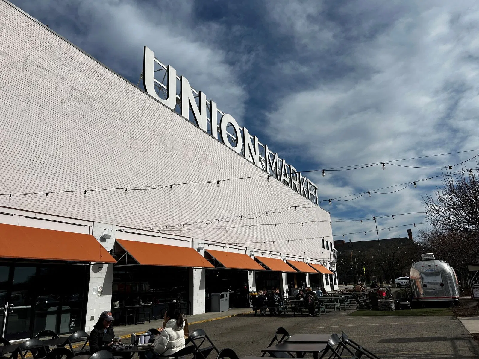 Armed Robbery Near Union Market Leaves Victim Without Green Card